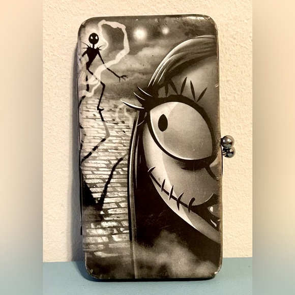 THE NIGHTMARE BEFORE CHRISTMAS Womans Wallet 7" x 3" - Picture 1 of 7